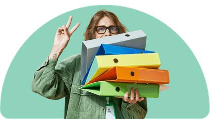 Apprentie avec des classeurs colorés
