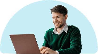 Responsable CFA avec un ordinateur