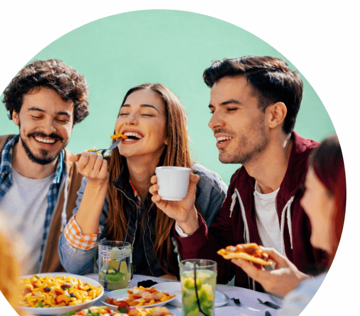 Apprentis partageant un repas autour d'une table